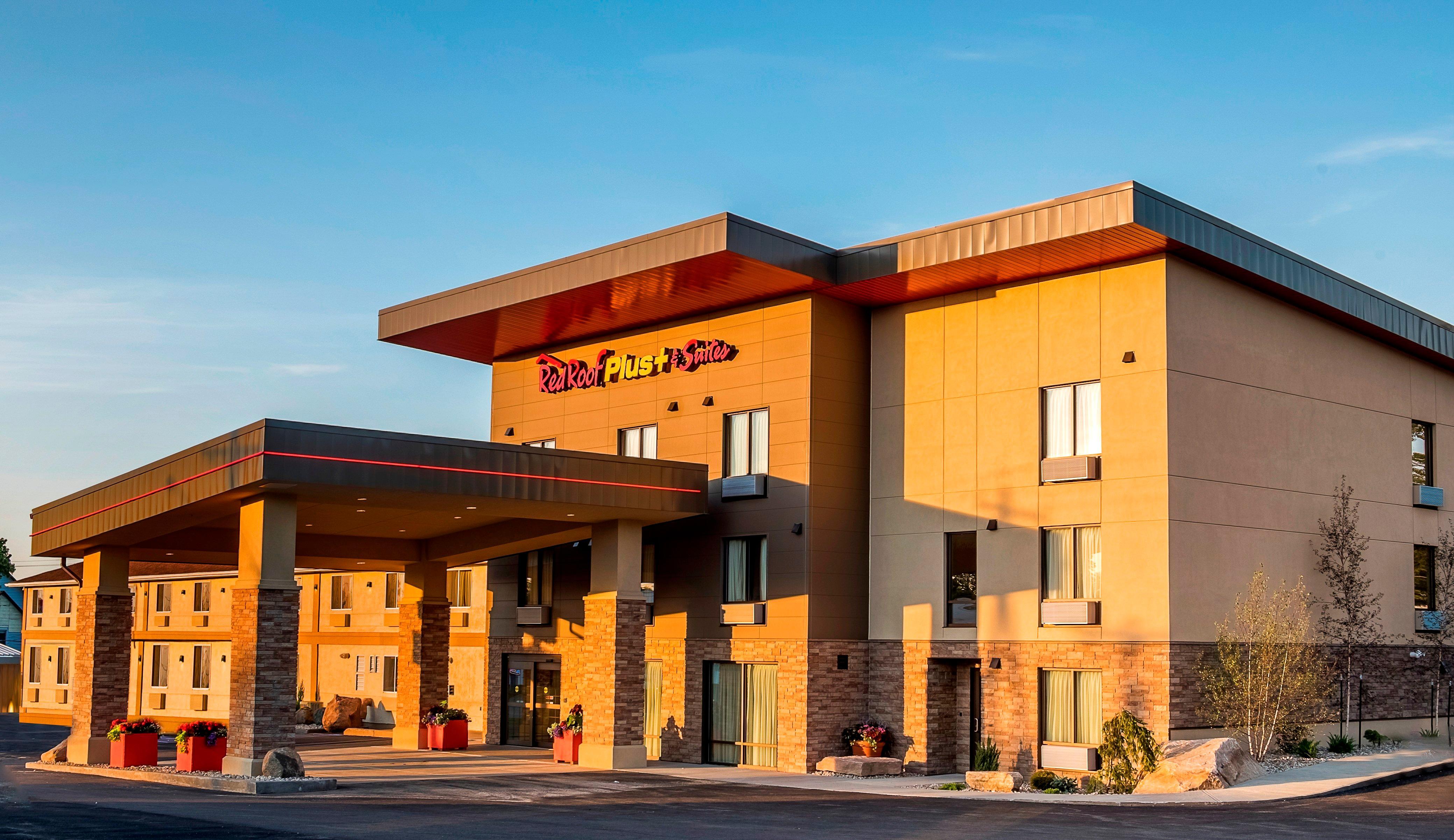 Red Roof Inn Plus+ & Suites Malone Extérieur photo