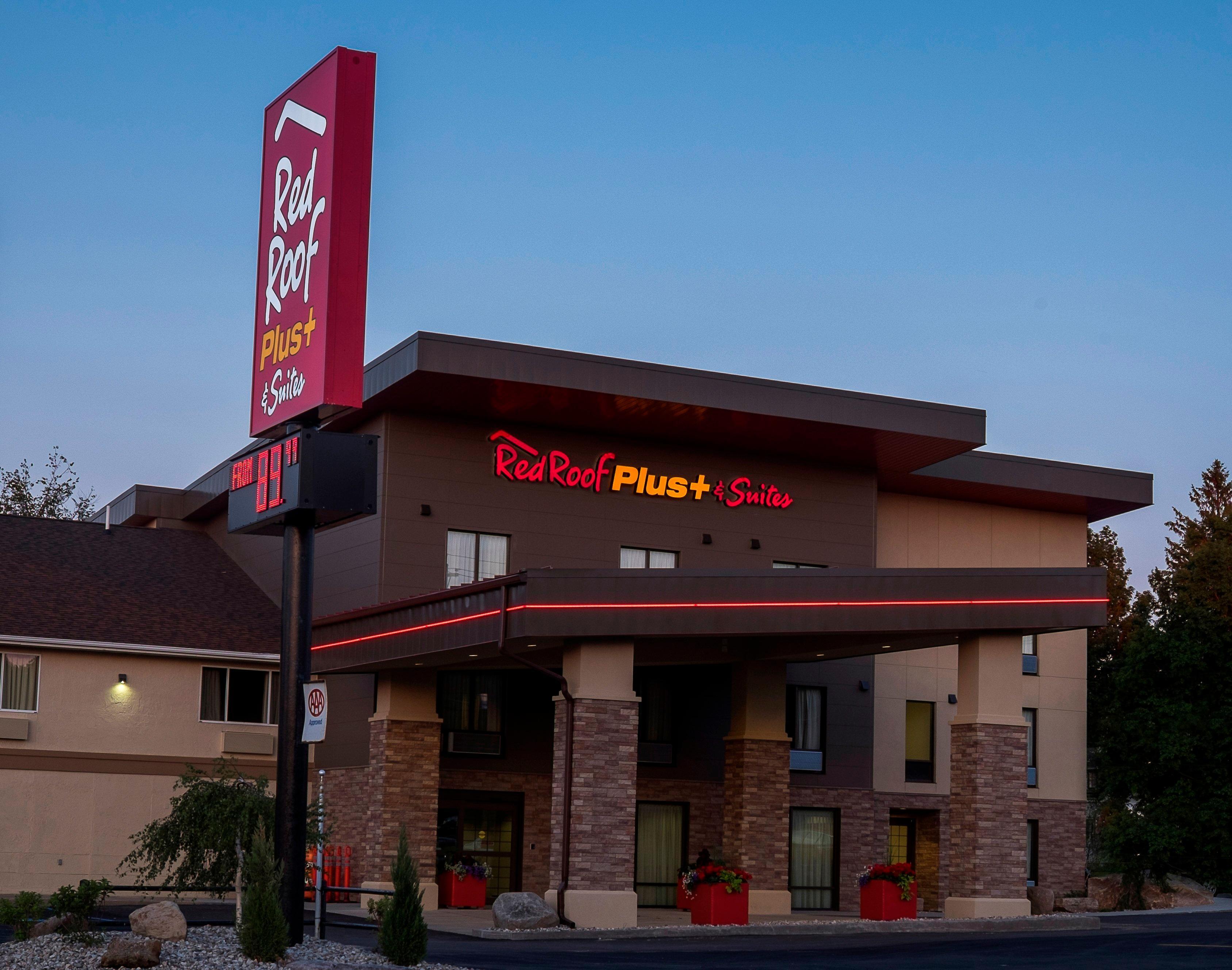 Red Roof Inn Plus+ & Suites Malone Extérieur photo