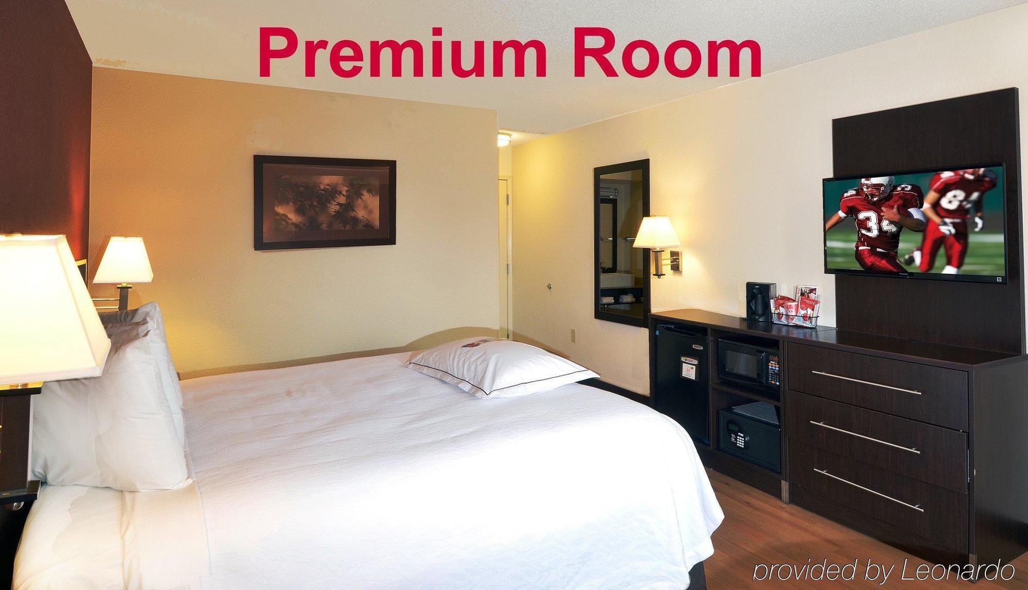 Red Roof Inn Plus+ & Suites Malone Extérieur photo